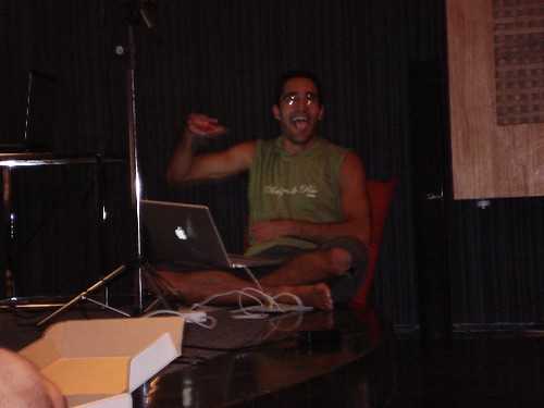 Eu com cara de bobo e descalço