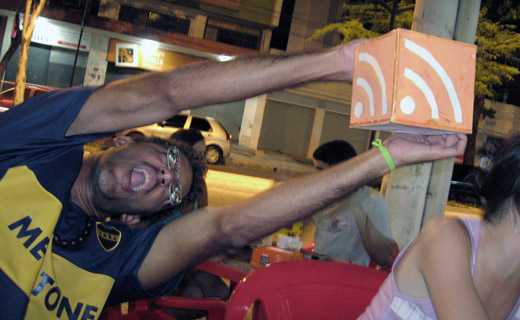 Dulcetti agarrando a caixa do RSS Dulcetti agarrando a caixa do RSS