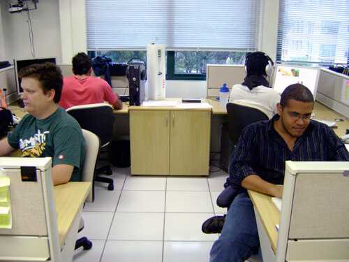 Grupo trabalhando no projeto