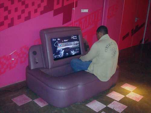 Foto de um rapaz jogando videogame