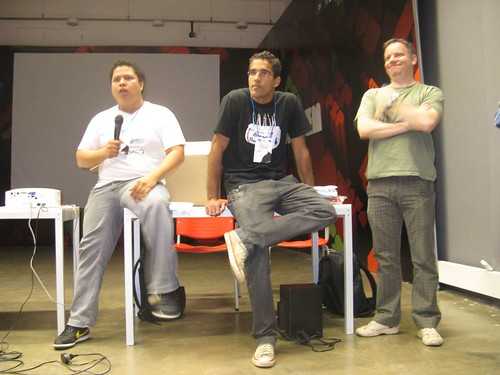 Mack, Dulcetti e Largman anunciando o computador