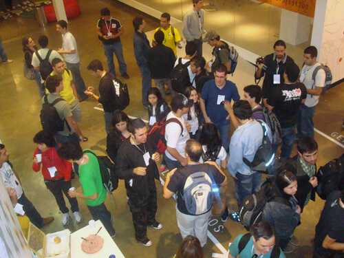 Galera reunida na Praça do NAVE
